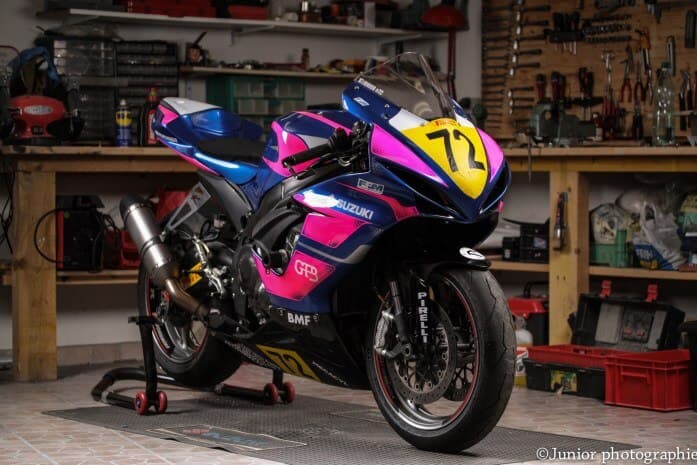 une moto Szuki 600GSXR dans un atelier